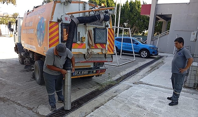 Kemer’de okul bahçelerinde yeni eğitim yılı öncesi temizlik çalışması